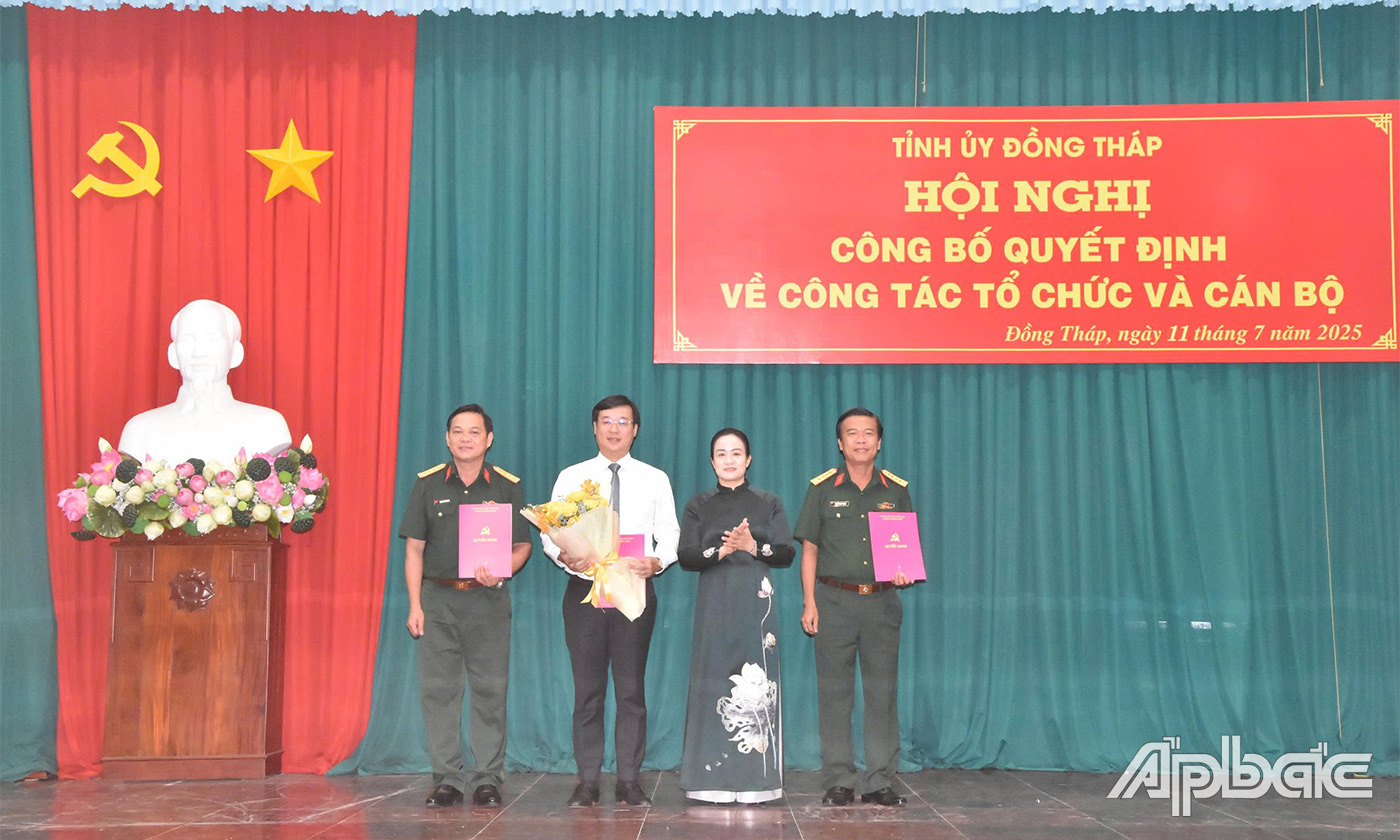 Đồng chí Nguyễn Hải Trâm tỉnh Đồng Tháp trao Quyết định và tặng hoa chúc mừng Đảng bộ Công An tỉnh