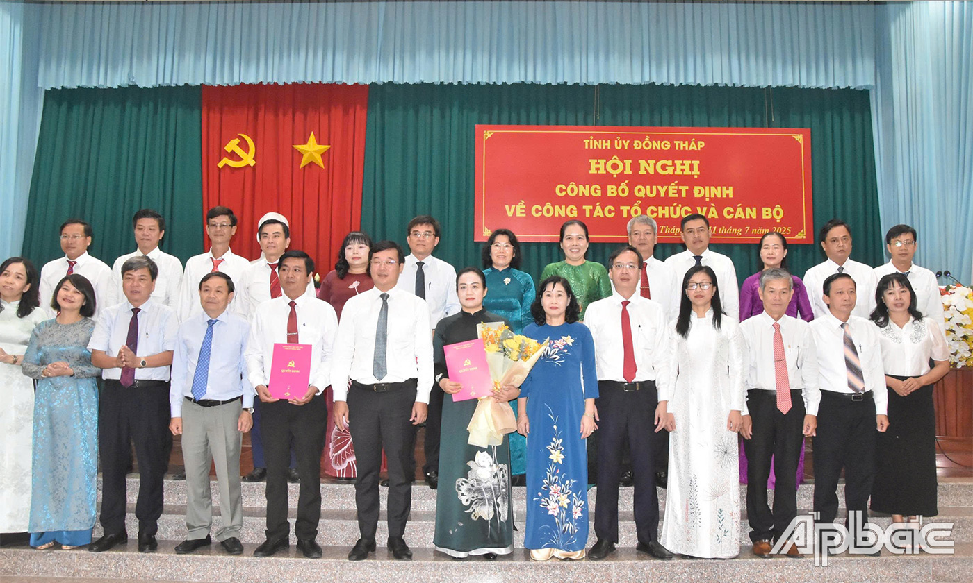 Ban Chấp hành Đảng bộ các cơ quan Đảng tỉnh Đồng Tháp chụp ảnh cùng Thường trực Tỉnh ủy Đồng Tháp
