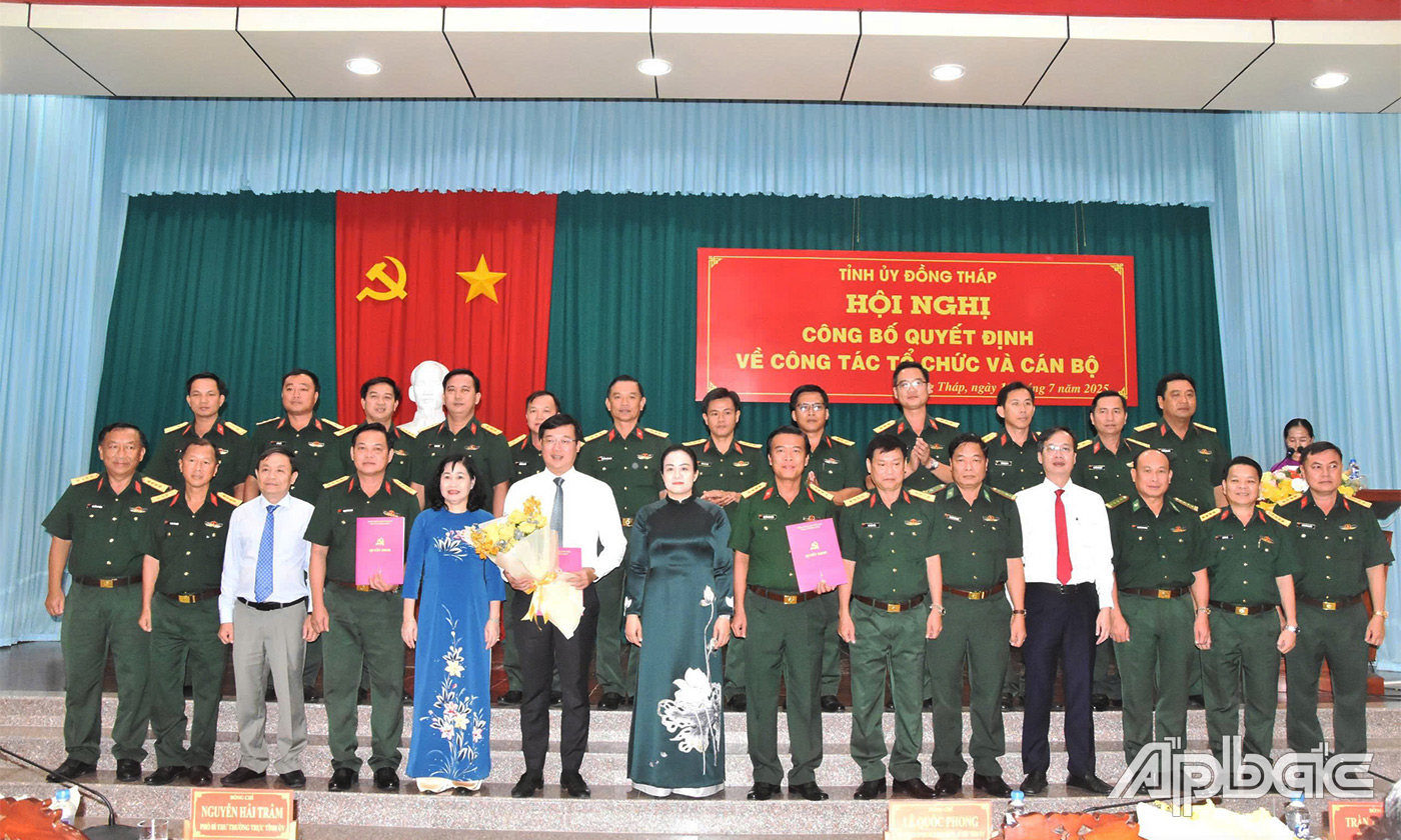 Ban Chấp hành Đảng bộ Quân sự tỉnh Đồng Tháp và Thường trực Tỉnh ủy chụp ảnh lưu niệm