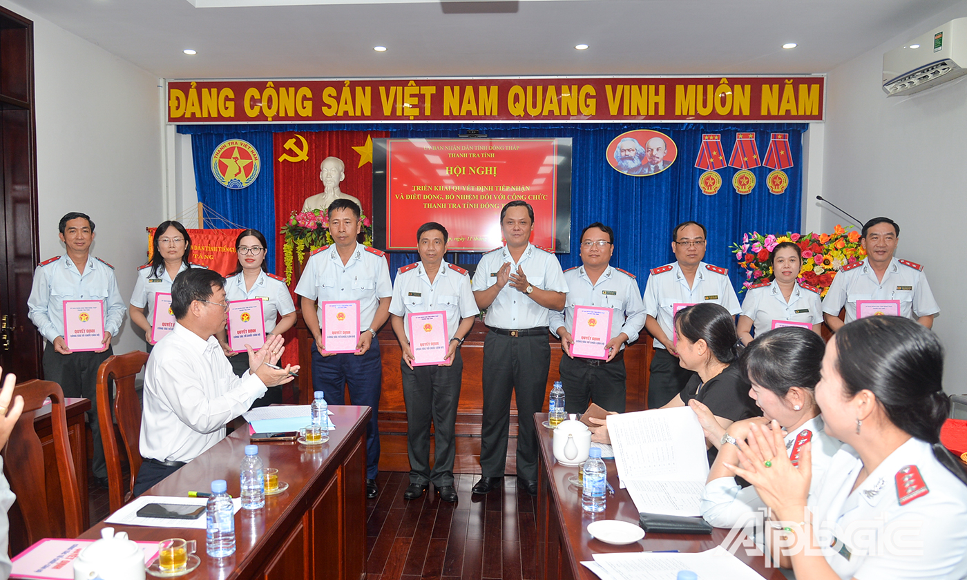 Đồng chí Nguyễn Chí Hải, Phó Chánh Thanh tra tỉnh trao Quyết định bổ nhiệm các phó trưởng phòng chuyên môn.