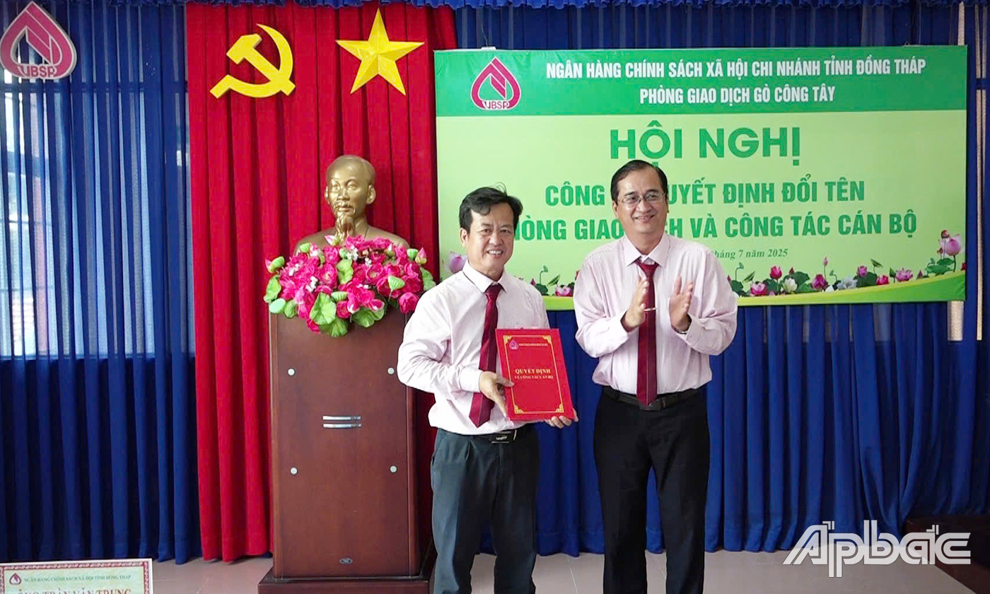 Trao Quyết định bổ nhiệm lãnh đạo Phòng giao dịch Ngân hàng CSXH