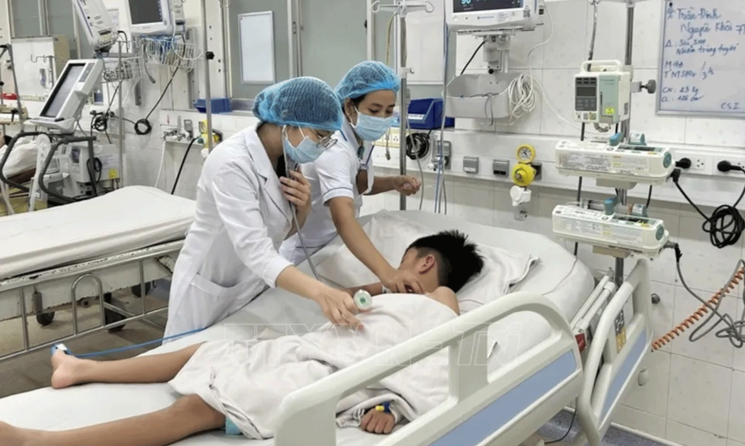 Trẻ mắc sốt xuất huyết nặng được điều trị tại Khoa Cấp cứu - Hồi sức tích cực - Chống độc trẻ em, Bệnh viện Bệnh Nhiệt đới Thành phố Hồ Chí Minh. Ảnh: Đinh Hằng/TTXVN