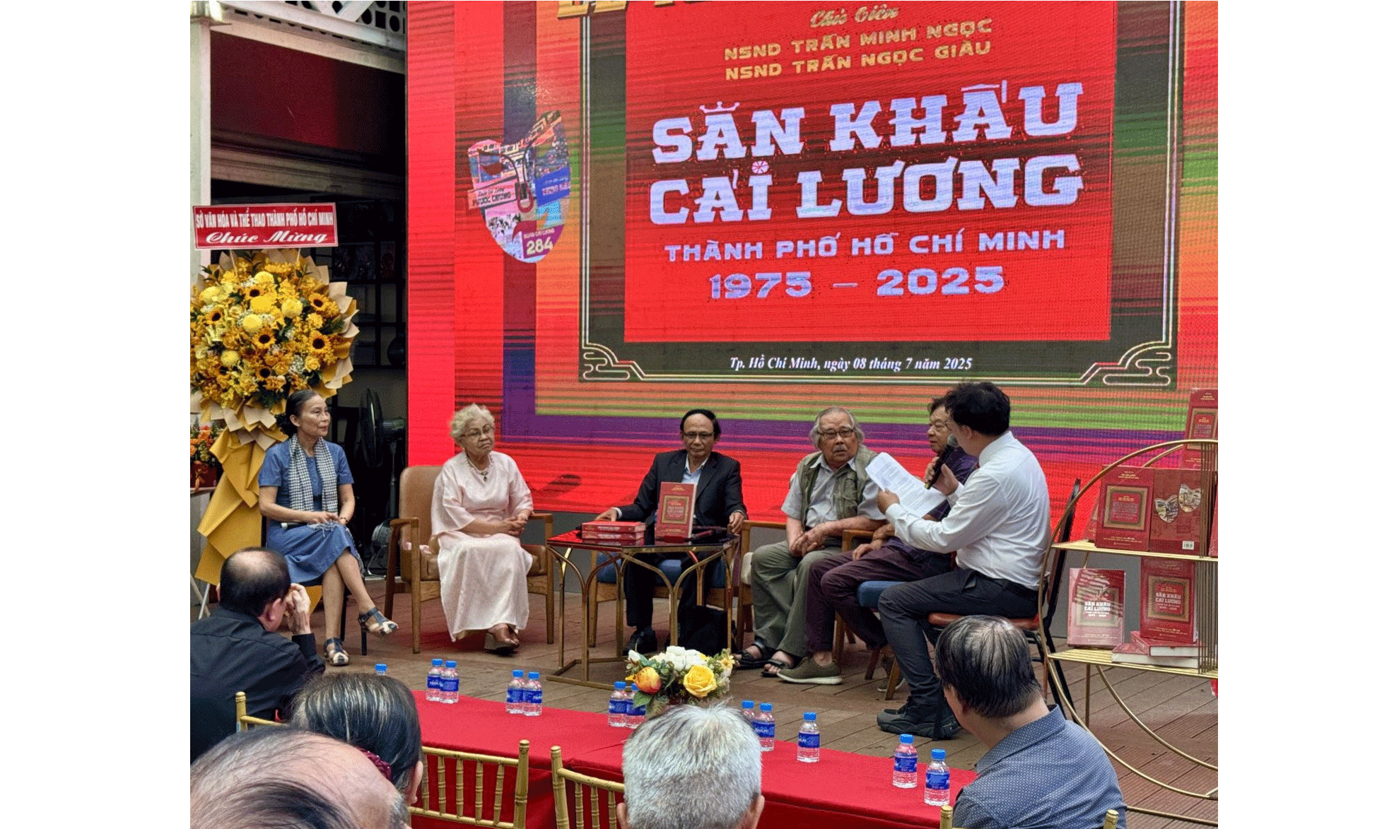 NSND Trần Ngọc Giàu, NSND Trần Minh Ngọc cùng các nghệ sĩ, nhà nghiên cứu cùng thảo luận về hành trình 50 năm cải lương TP Hồ Chí Minh.