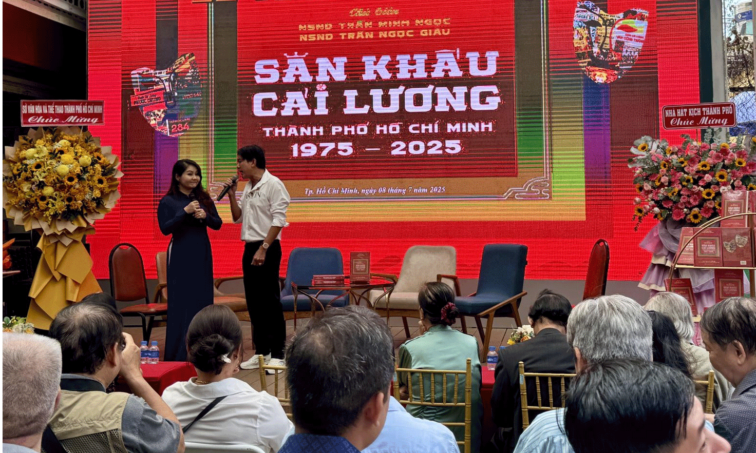 Nghệ sĩ Điền Trung và nghệ sĩ Thanh Thảo trong tiết mục song ca cổ.