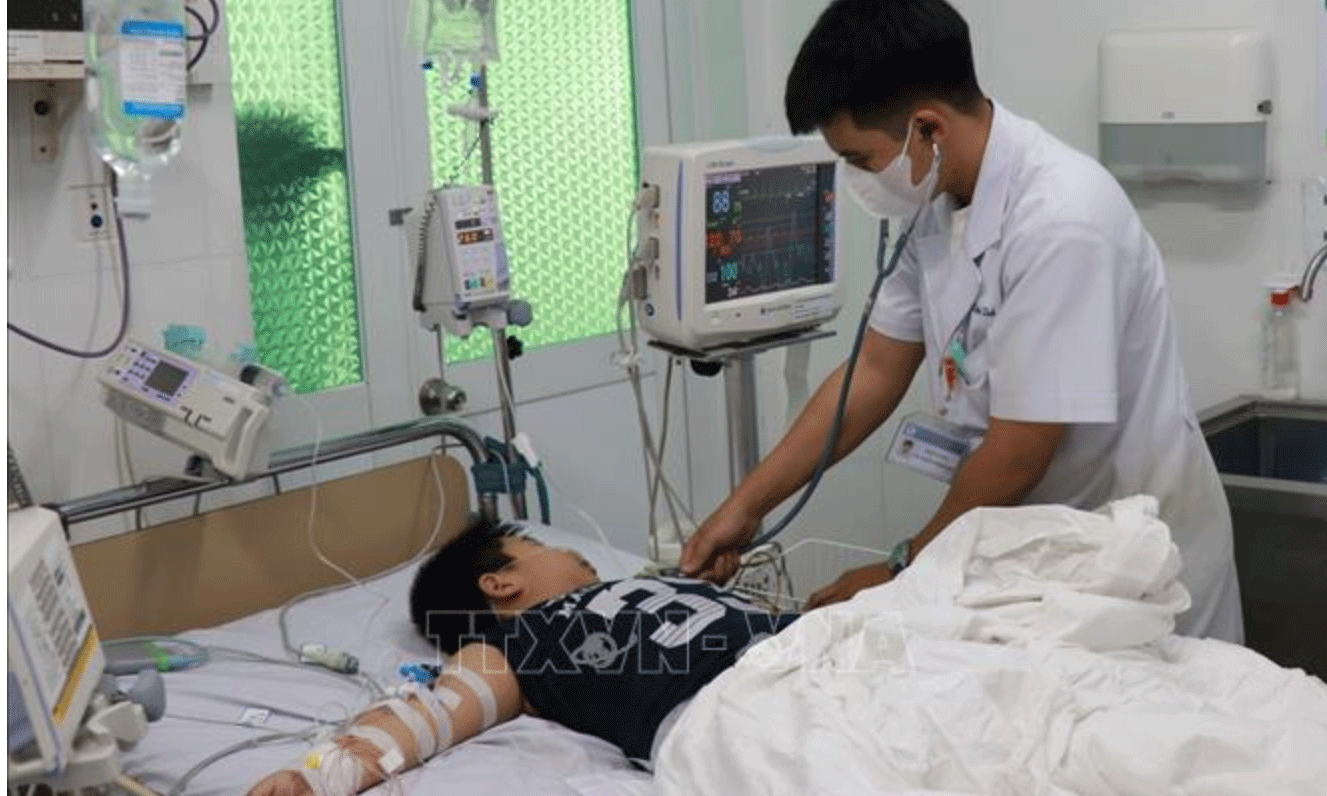 Ca sốt xuất huyết nặng được bác sĩ Bệnh viện Bệnh Nhiệt đới tỉnh Khánh Hòa chăm sóc, điều trị tại Khoa Hồi sức Tích cực - Chống độc của bệnh viện. Ảnh minh họa: Phan Sáu/TTXVN