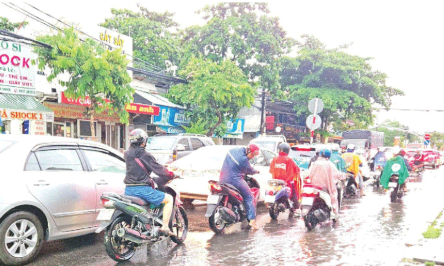 Quốc lộ 91 đoạn qua thành phố Cần Thơ thường xuyên bị ngập nước sau những trận mưa lớn. (ẢNH: Báo Nhân Dân)