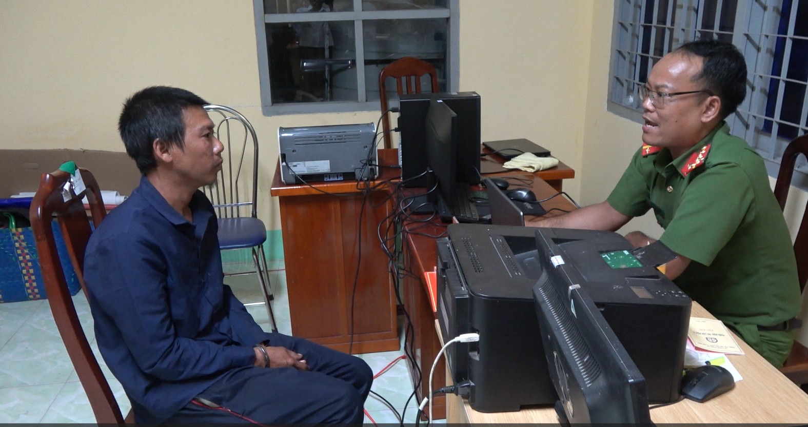 Đối tượng Giang và Tèo tại cơ quan Công an. Ảnh Thanh Việt/ Công an Đồng Tháp