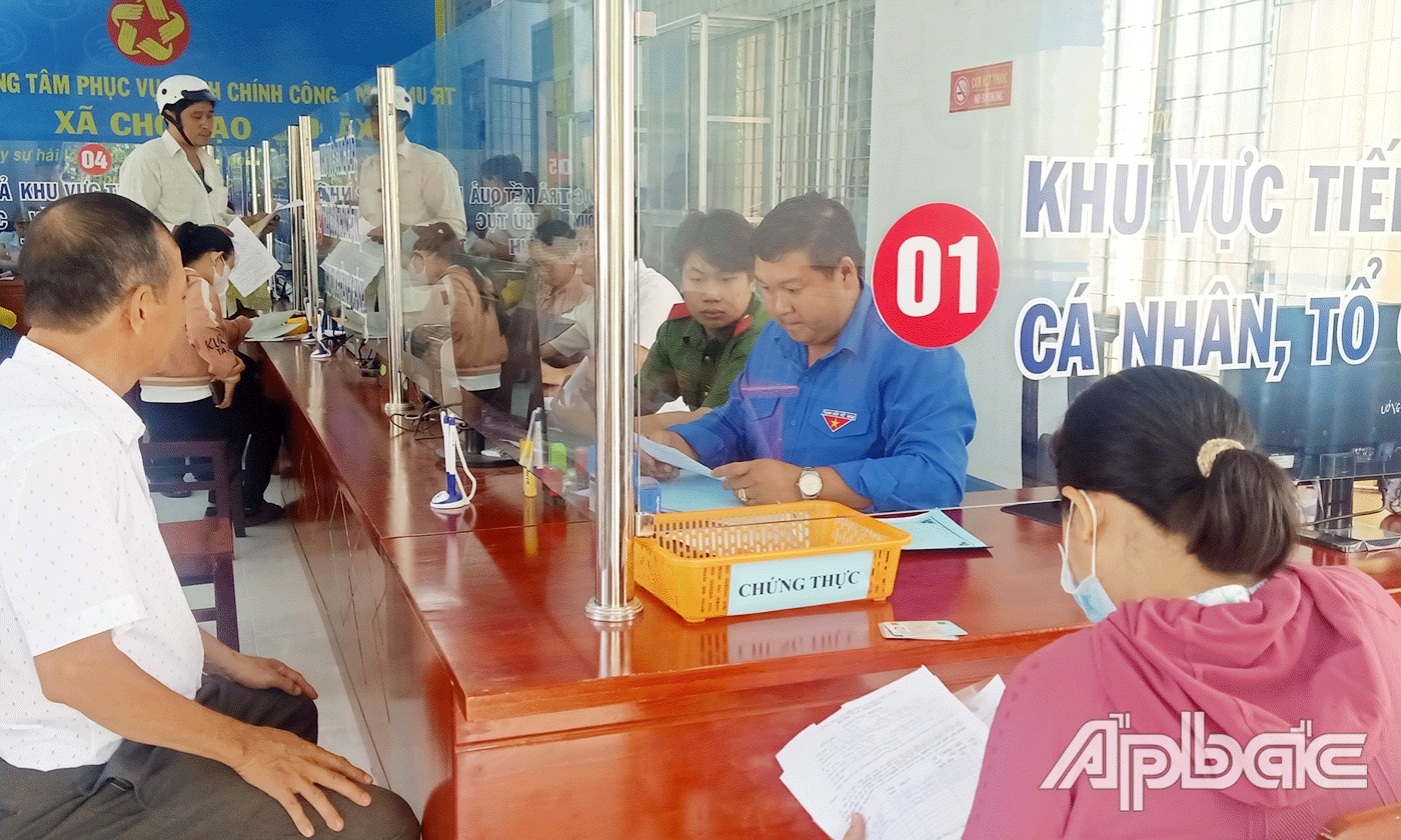 Giúp người dân tiếp cận và sử dụng hiệu quả các tiện ích số trong giải quyết thủ tục hành chính.
