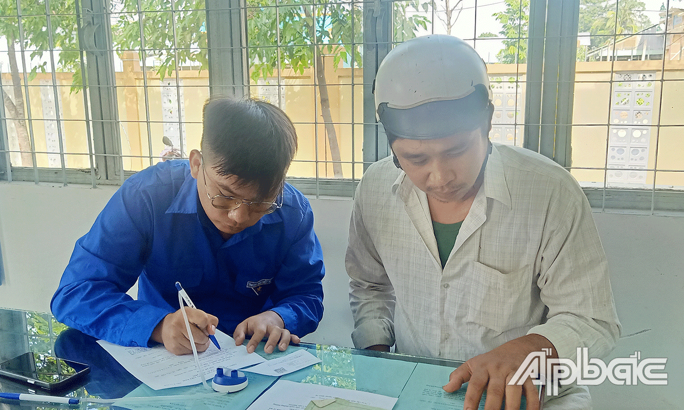 Giúp người dân tiếp cận và sử dụng hiệu quả các tiện ích số trong giải quyết thủ tục hành chính.