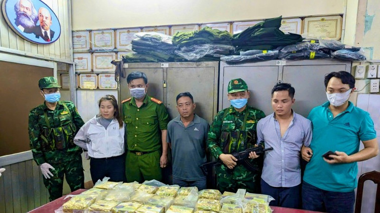 Thiếu tướng Nguyễn Văn Thiện, Phó Tư lệnh Bộ đội Biên phòng trao thưởng cho các tập thể có thành tích trong đấu tranh với tội phạm ma túy. (Ảnh: Bộ đội Biên phòng)