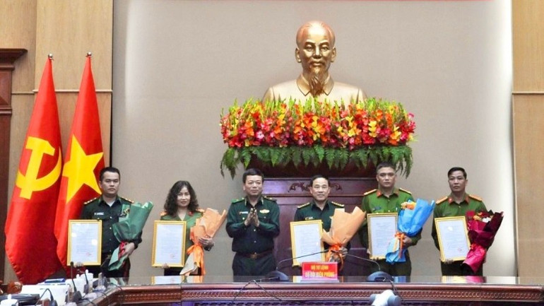 Thiếu tướng Nguyễn Văn Thiện, Phó Tư lệnh Bộ đội Biên phòng trao thưởng cho các tập thể có thành tích trong đấu tranh với tội phạm ma túy. (Ảnh: Bộ đội Biên phòng)
