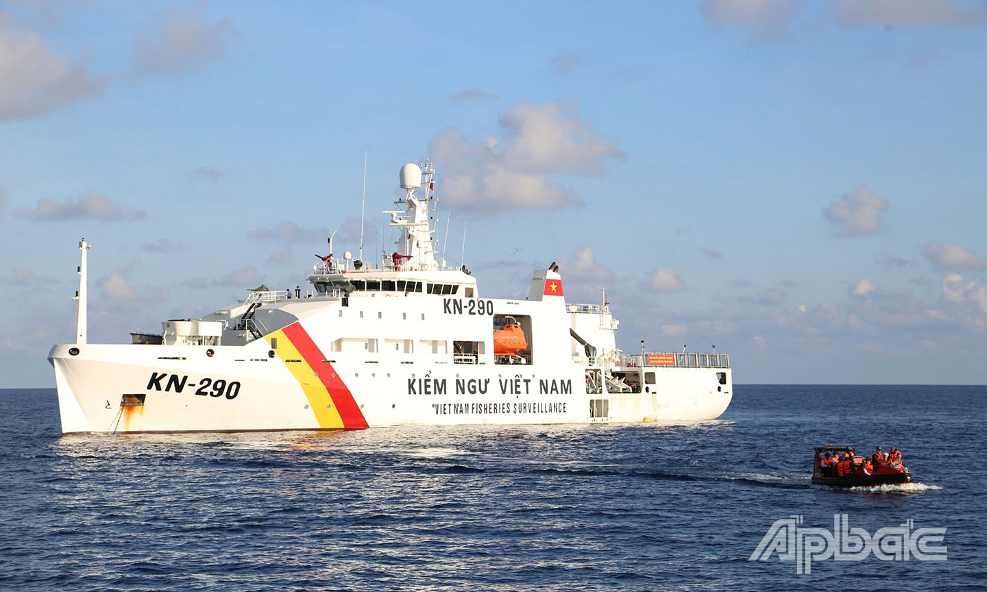 Tàu KN290 thực hiện nhiệm vụ trên biển