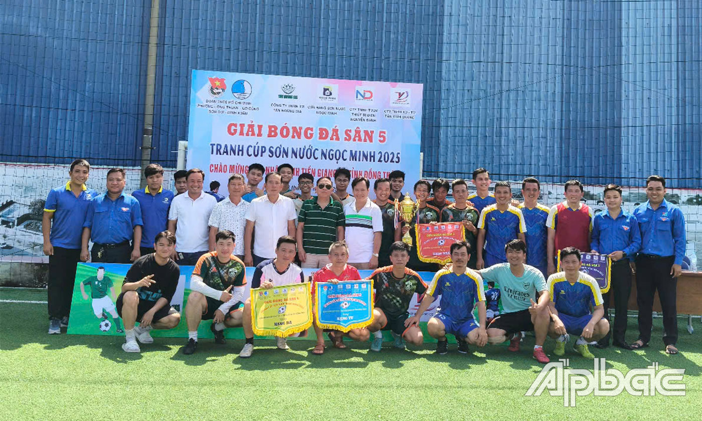 Đại diện lãnh đạo các đơn vị và vận động viên chụp ảnh lưu niệm.