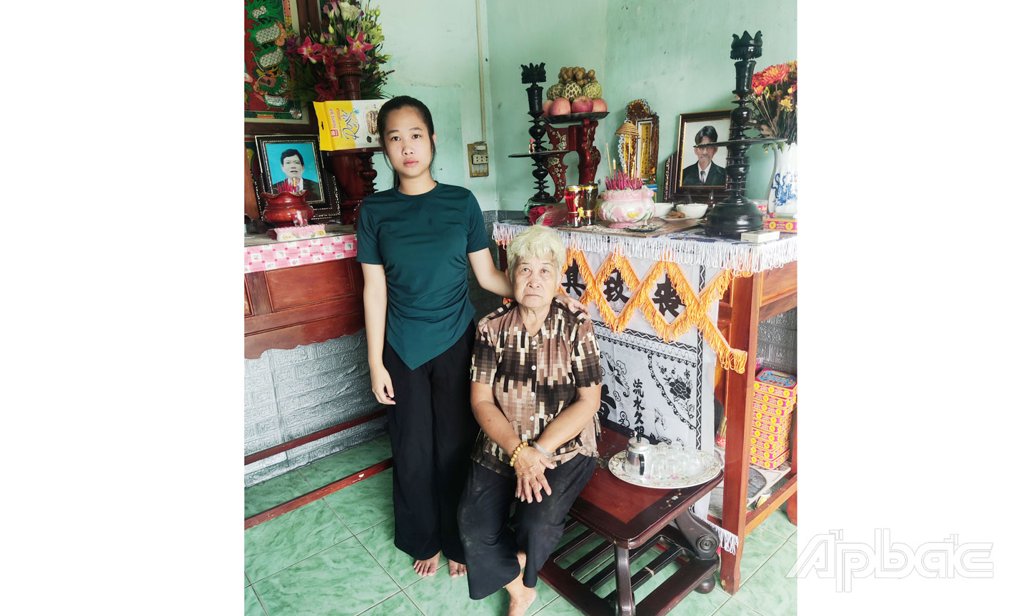 Em Yến bên bà ngoại đã tuổi cao, sức yếu. 