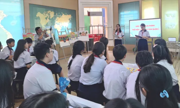 Học sinh Trường THCS Huỳnh Khương Ninh (phường Tân Định, TPHCM) trong giờ học về văn hóa, lịch sử TPHCM. Ảnh: THU TÂM