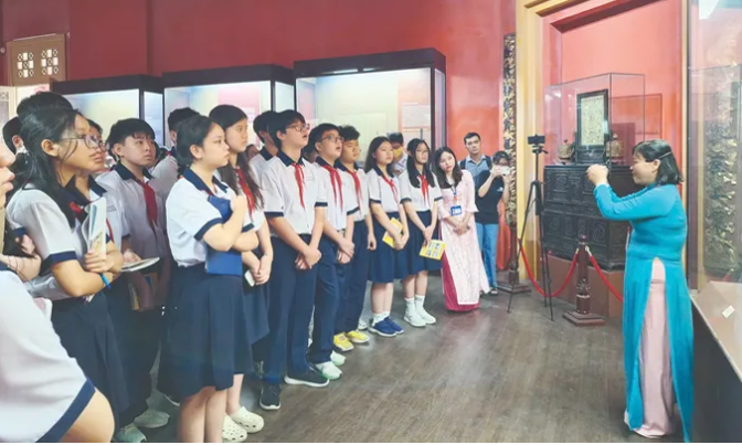 Học sinh Trường THCS Huỳnh Khương Ninh Học sinh Trường THCS Huỳnh Khương Ninh (phường Tân Định, TPHCM) trong giờ học Lịch sử ở bảo tàng. Ảnh: THU TÂM