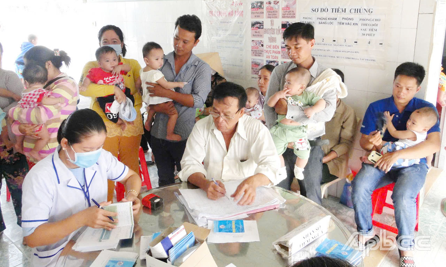 Cha mẹ đưa con đi tiêm ngừa các bệnh truyền nhiễm để bảo vệ sức khỏe.
