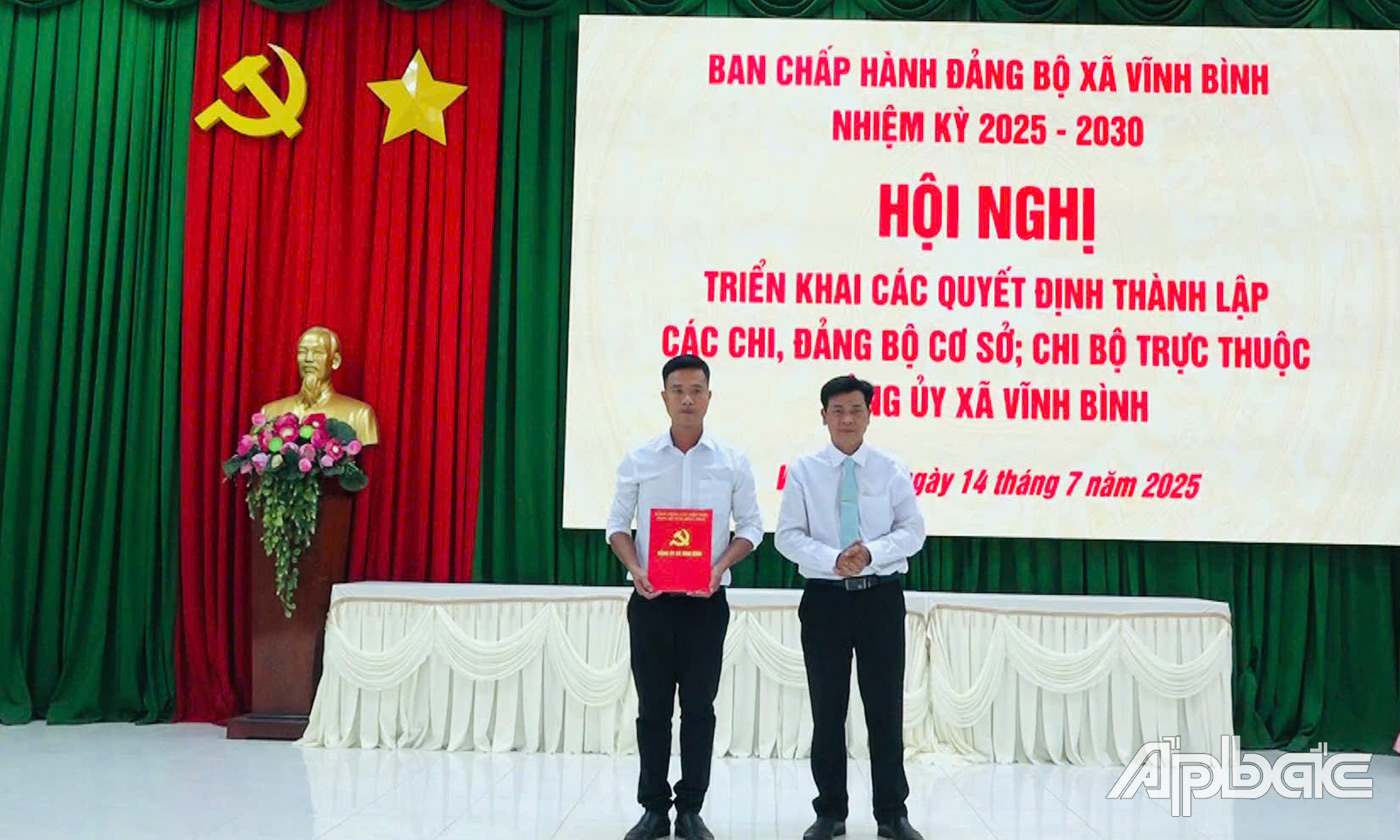 Thường trực Đảng ủy xã trao Quyết định cho đồng chí Đỗ Hồng Thanh