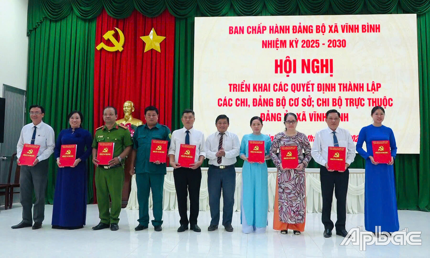 Trao Quyết định cho các chi, đảng bộ 