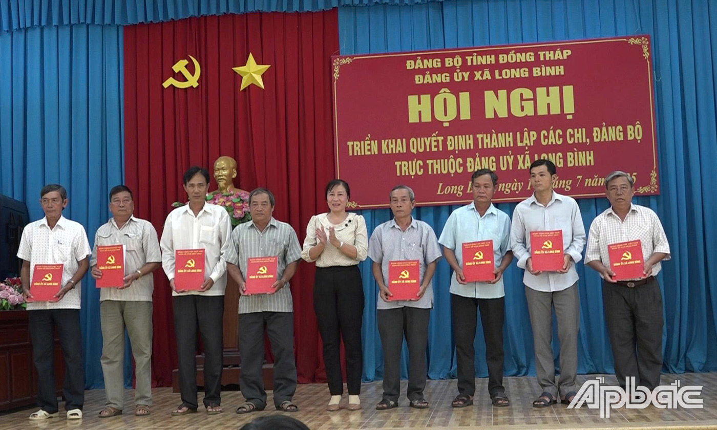 Trao Quyết định cho các chi, đảng bộ tại hội nghị