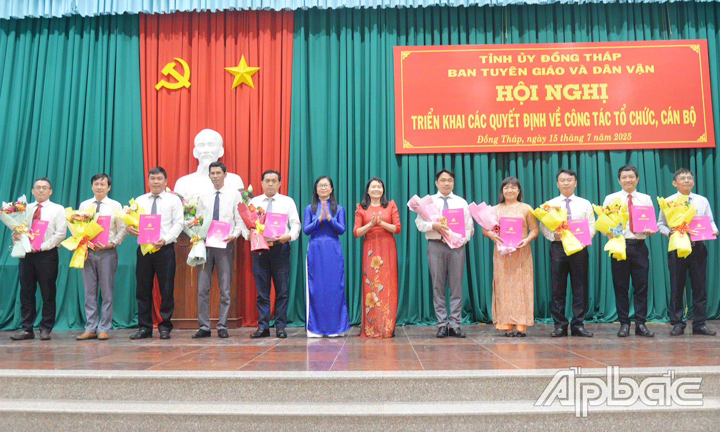 Trao Quyết định bổ nhiệm các Phó Trưởng phòng.