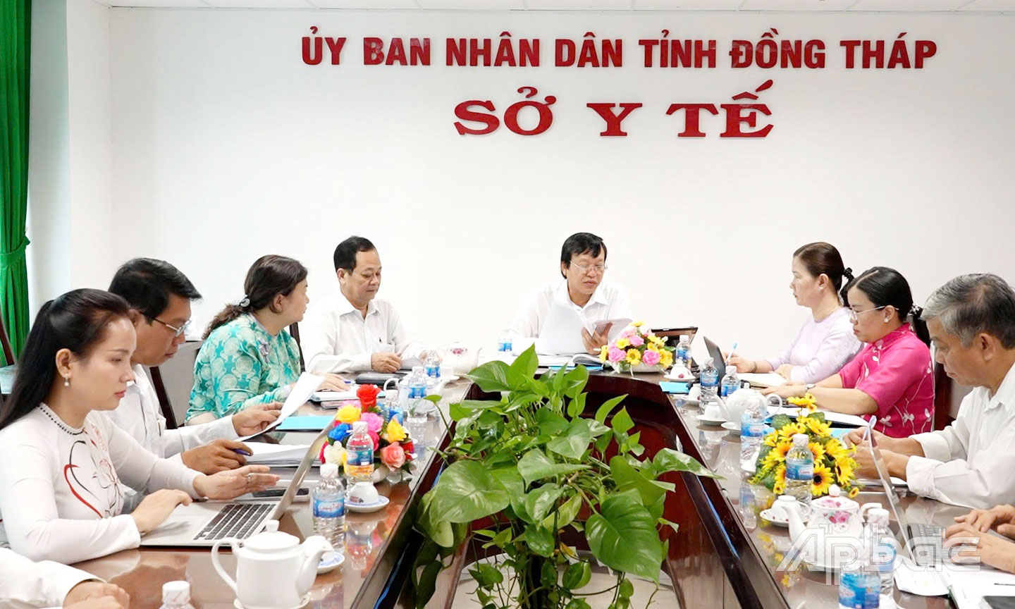 Ban Giám đốc, lãnh đạo các phòng chức năng Sở Y tế họp giao ban.