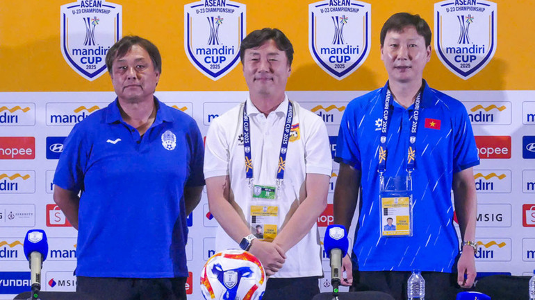 Huấn luyện viên Ha Hyeok Jun của đội tuyển U23 Lào (giữa) cùng huấn luyện viên U23 Campuchia và ông Kim Sang Sik. (Ảnh: VFF)
