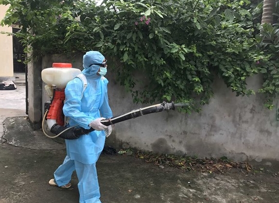 Phun thuốc diệt muỗi phòng, chống sốt xuất huyết. Ảnh minh họa: qdnd.vn 