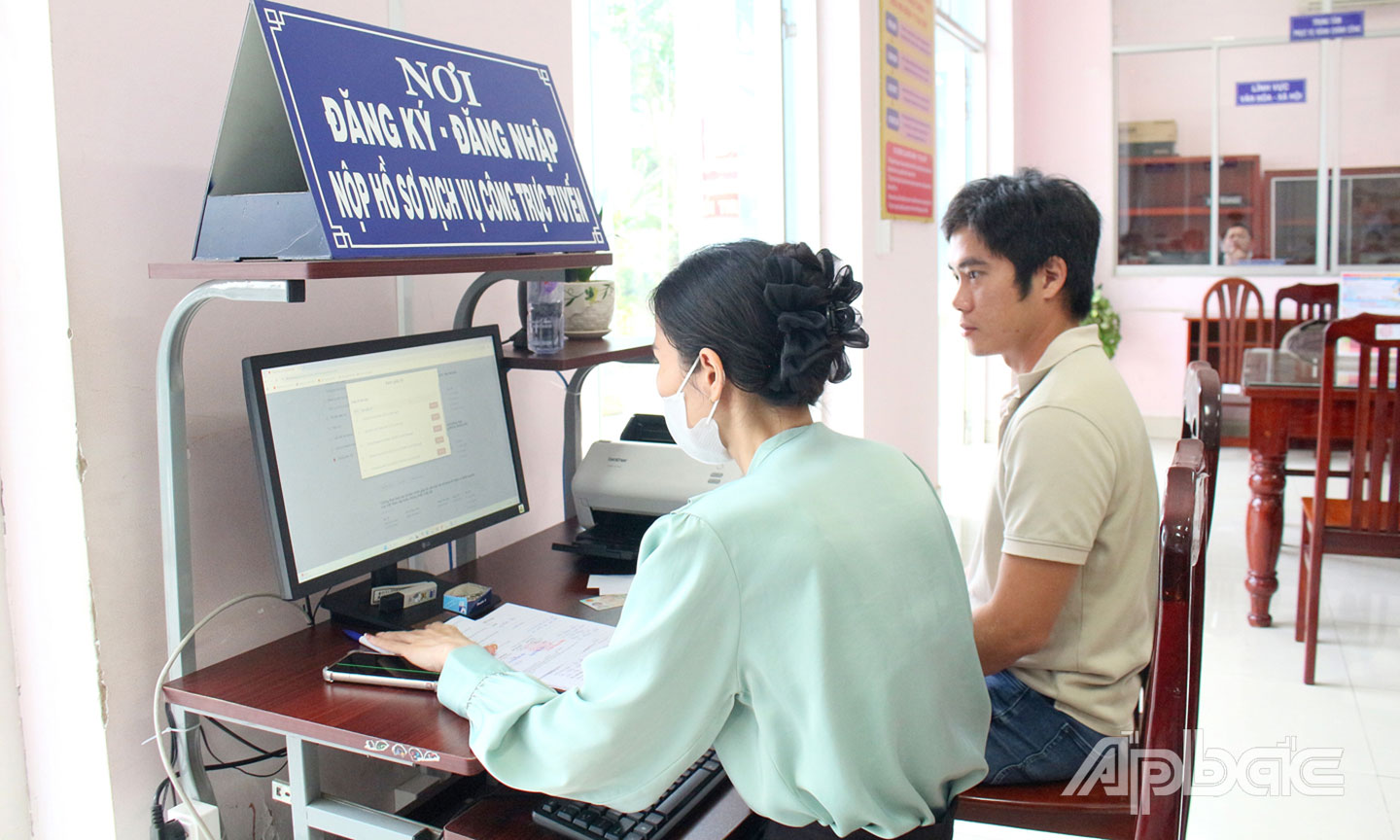  Nhân viên hỗ trợ người dân đăng ký, đăng nhập nộp hồ sơ dịch vụ công trực tuyến tại Trung tâm Phục vụ hành chính công phường Thới Sơn.