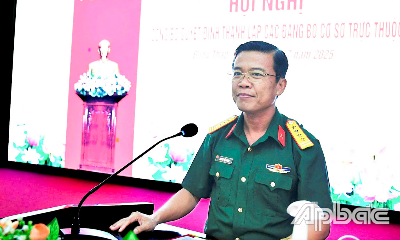 Đại tá Nguyễn Việt Thắng, Phó Bí thư Thường trực Đảng ủy Quân sự, Chính ủy Bộ CHQS tỉnh Đồng Tháp phát biểu chỉ đạo tại hội nghị.