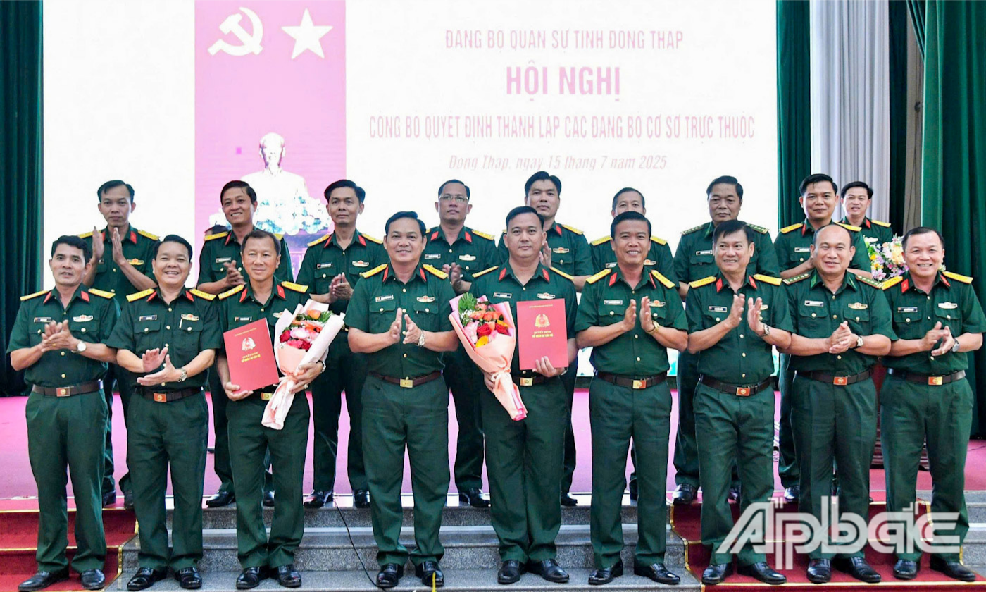 Đại tá Phạm Văn Thanh, Ủy viên Ban Thường vụ Tỉnh ủy, Phó Bí thư Đảng ủy Quân sự, Chỉ huy trưởng Bộ CHQS tỉnh Đồng Tháp trao quyết định thành lập Đảng bộ trực thuộc.