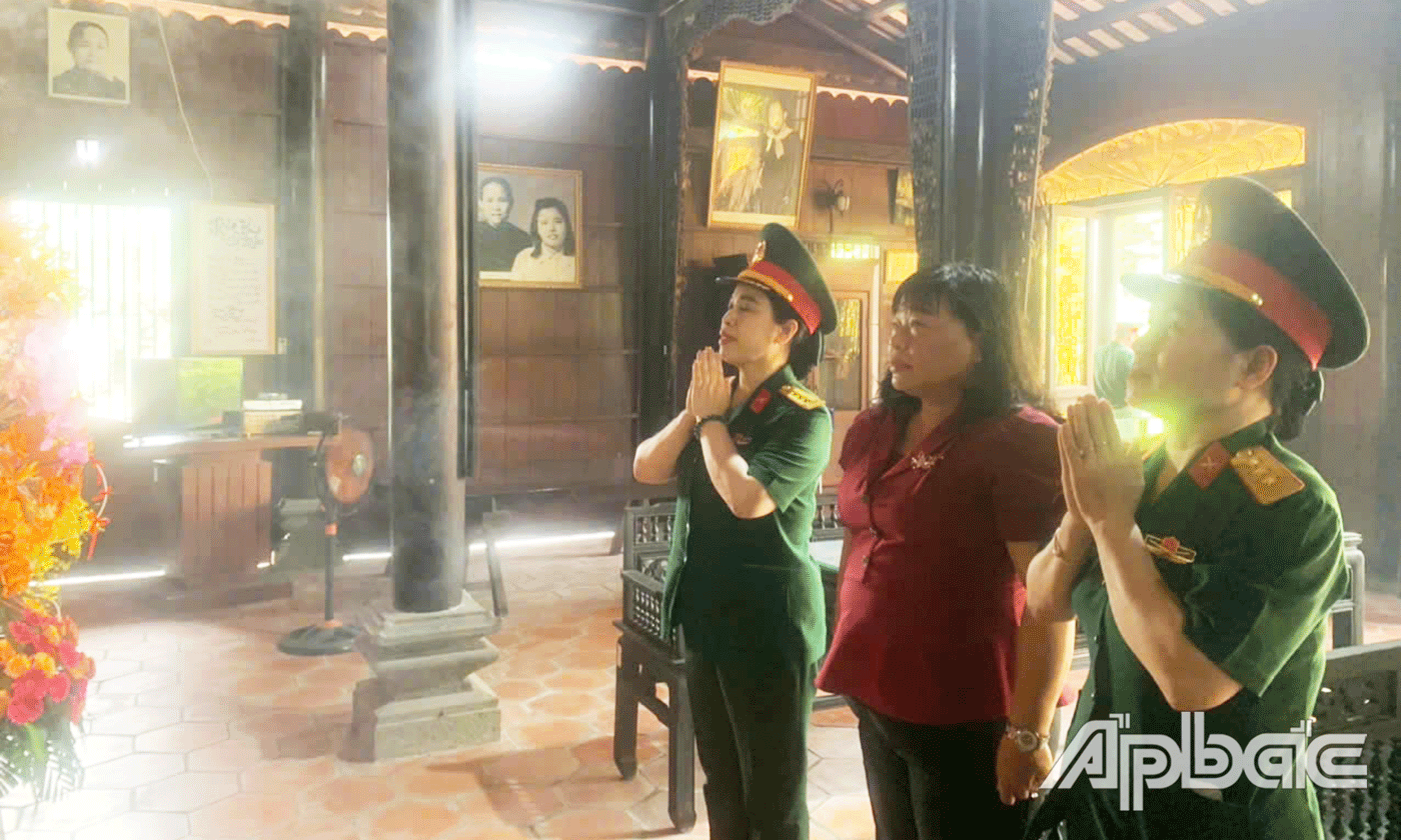 Đồng chí Thái Ngọc Bảo Trâm, Tỉnh ủy viên, Chủ tịch Hội LHPN tỉnh Đồng Tháp cùng các đại biểu Ban Phụ nữ Quân đội – Tổng cục Chính trị viếng Nhà thờ Bà Nguyễn Thị Thập.