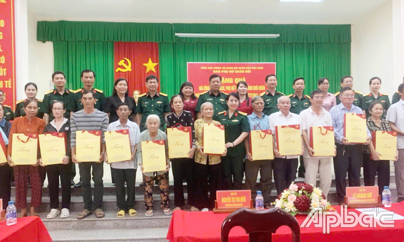 Đồng chí Chủ tịch Hội LHPN tỉnh Đồng Tháp trao tặng quà cho các gia đình chính sách, hội viên phụ nữ có hoàn cảnh khó khăn tại xã Long Hưng.