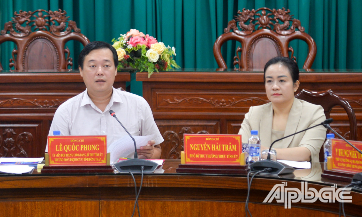 Đồng chí Lê Quốc Phong phát biểu tại cuộc họp.