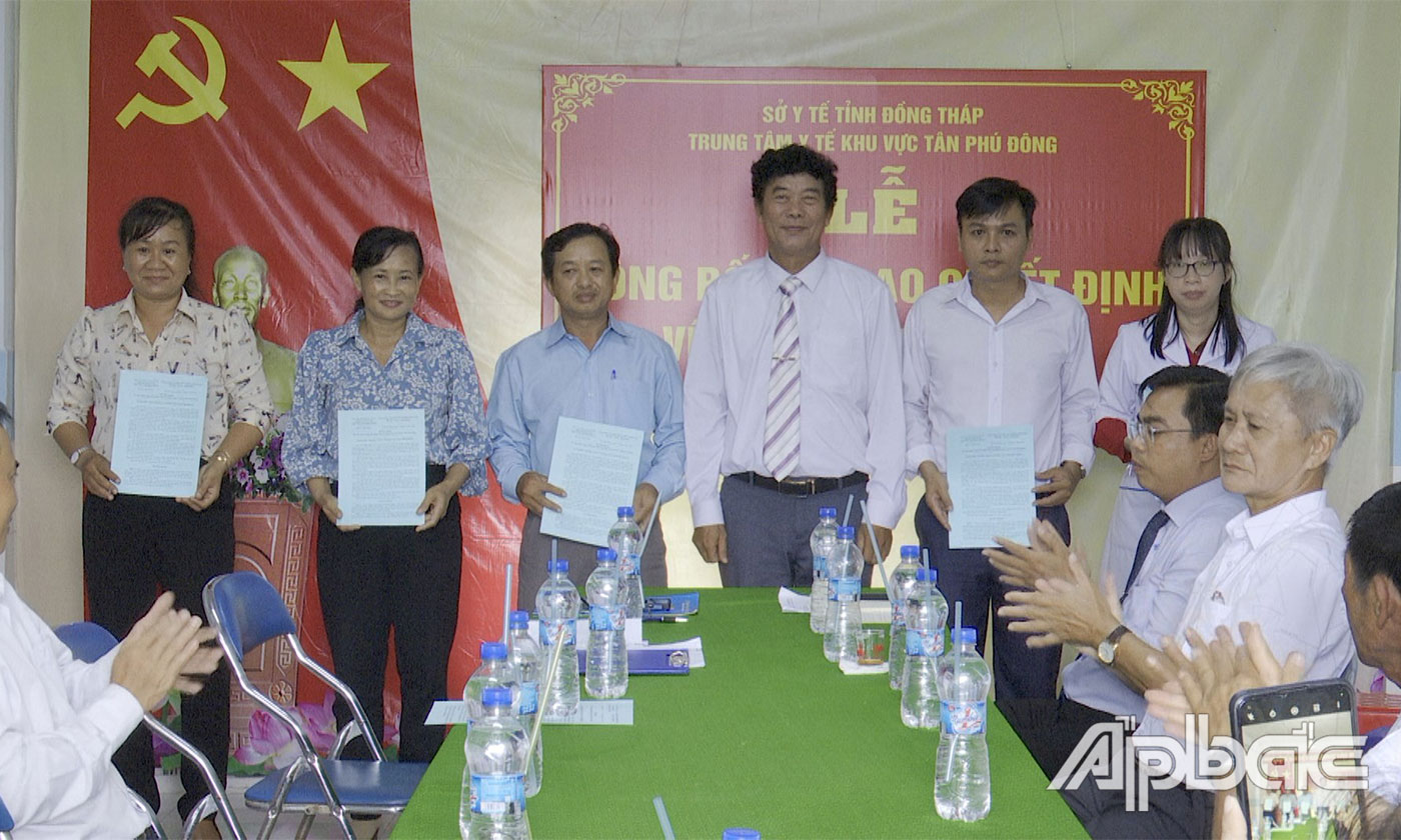 Đồng chí Trần Văn Danh, Giám đốc Trung tâm Y tế khu vực Tân Phú Đông trao quyết định bổ nhiệm các đồng chí giữ chức vụ Phó Trưởng Trạm Y tế xã Tân Phú Đông.