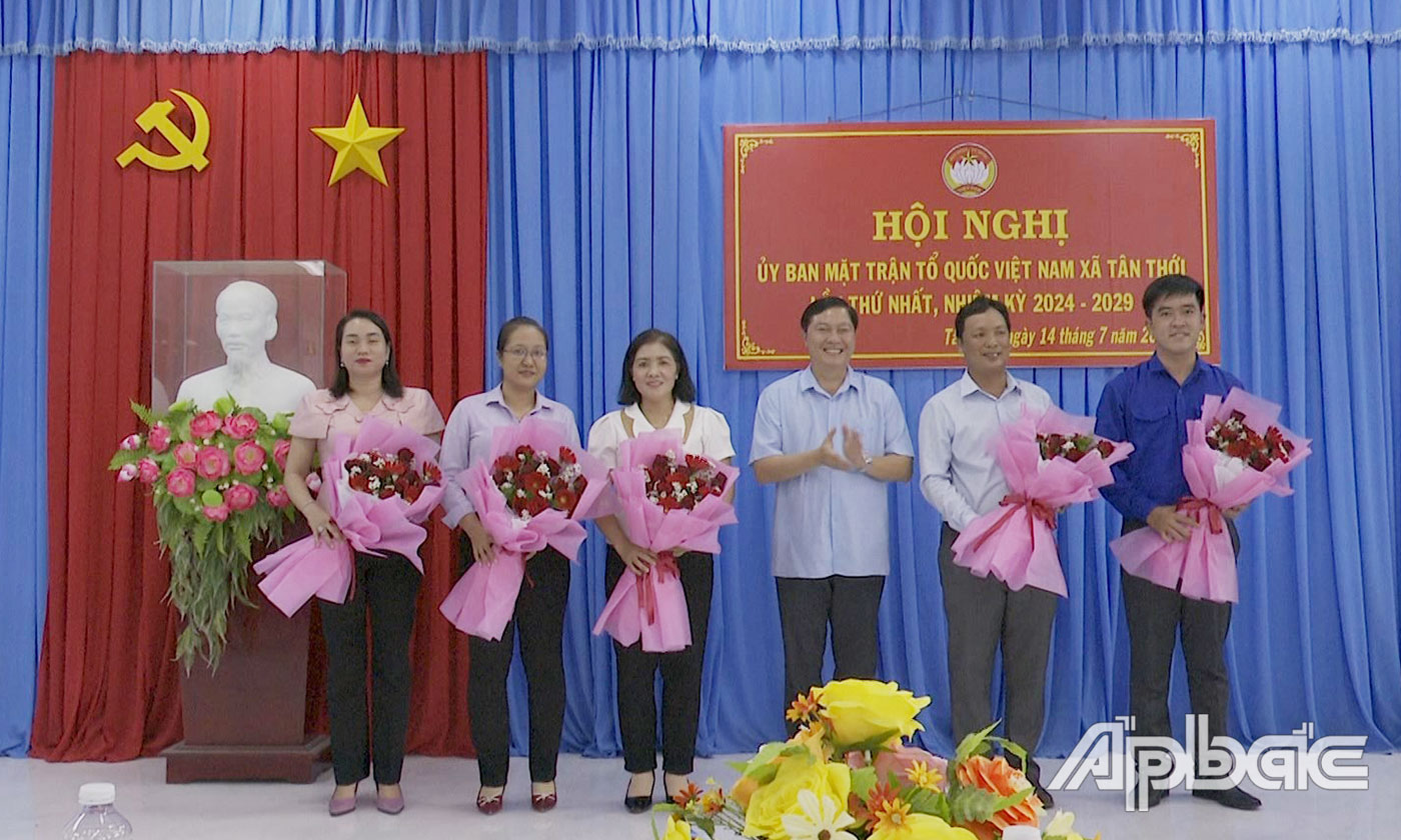 Trao quyết định bổ nhiệm Chủ tịch và các Phó Chủ tịch Uỷ ban MTTQ Việt Nam huyện Tân Phú Đông.