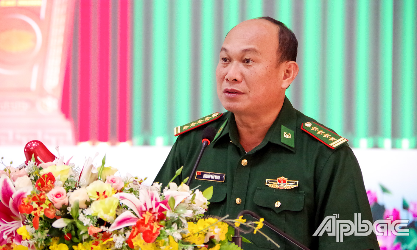 Đại tá Nguyễn Văn Minh, Phó Chính ủy Bộ Chỉ huy Quân sự tỉnh, Bí thư Đảng ủy, Chính ủy BĐBP tỉnh Đồng Tháp phát biểu tại hội nghị. 