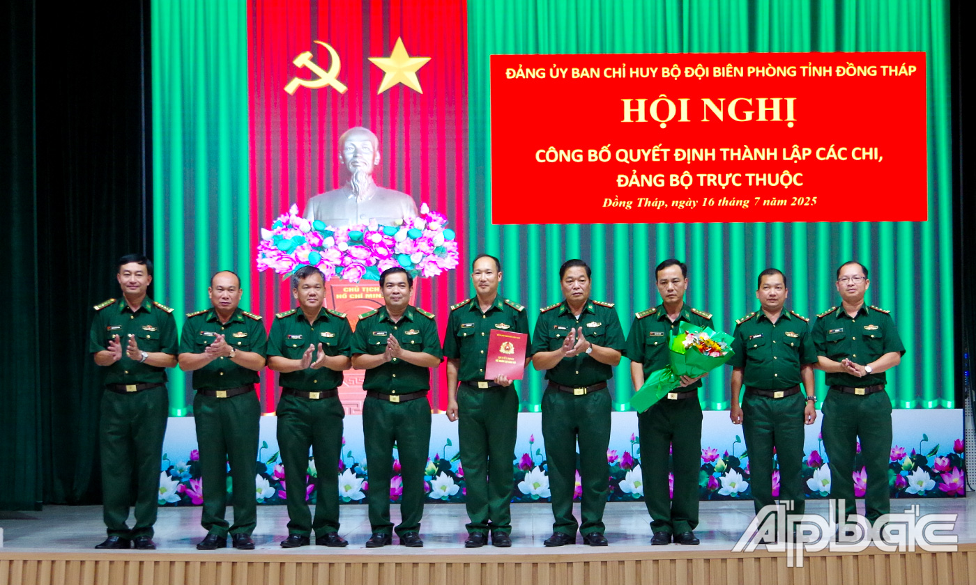 Các đồng chí trong Ban Thường vụ Đảng ủy Ban Chỉ huy BĐBP tỉnh Đồng Tháp chụp ảnh lưu niệm với cấp ủy Chi bộ Phòng Chính trị. 