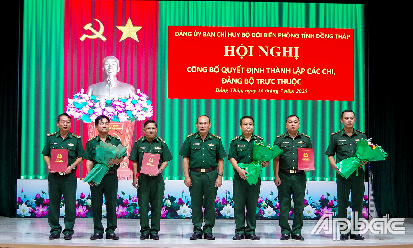 Đại tá Nguyễn Văn Minh trao quyết định cho Đảng bộ bộ phận các Đồn Biên phòng. 