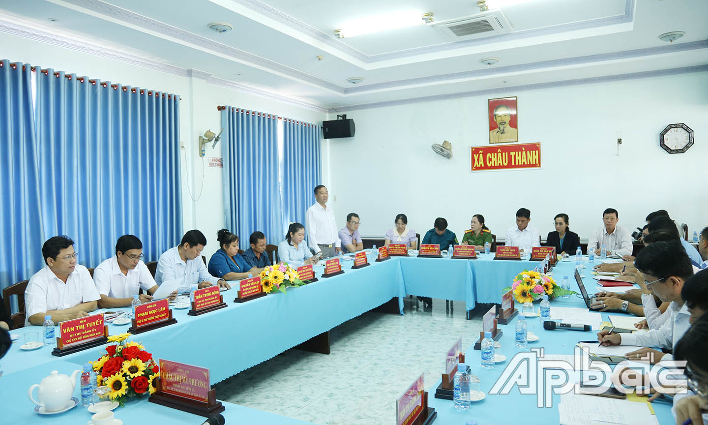 Lãnh đạo địa phương báo cáo tình hình.