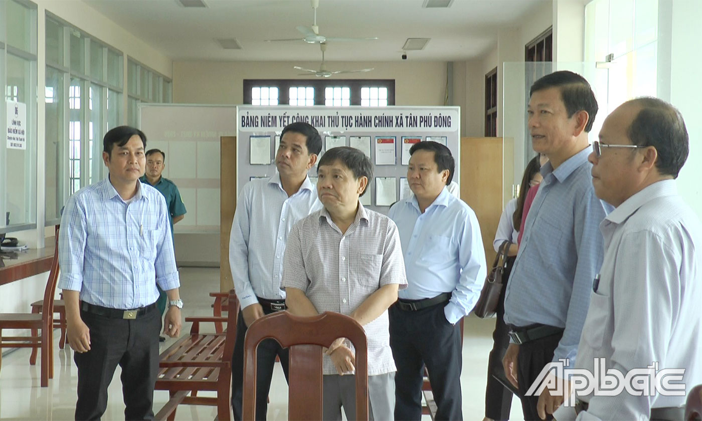 Đồng chí Phan Văn Thắng tham quan Trung tâm Phục vụ hành chính công xã Tân Phú Đông.
