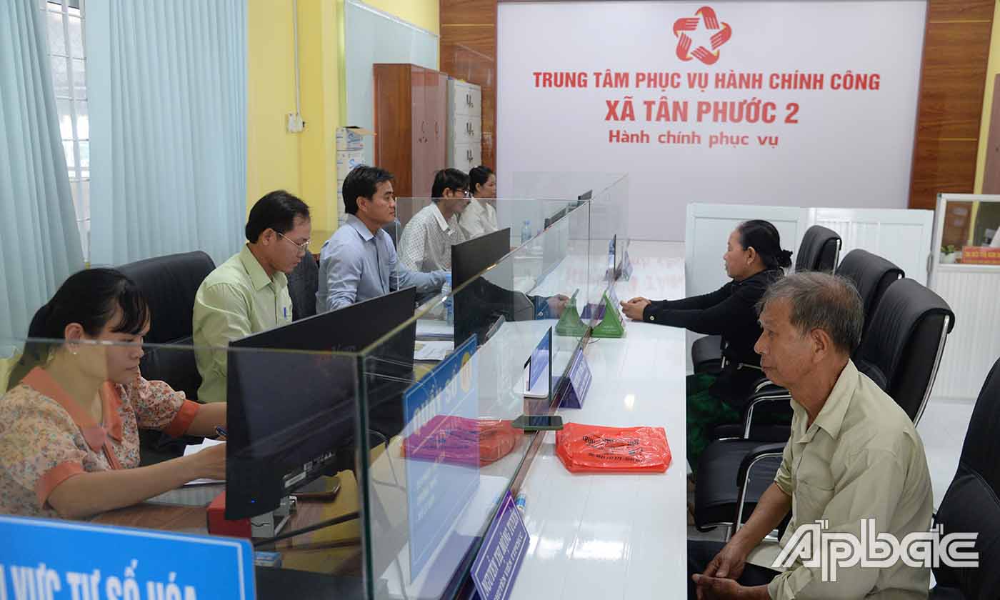 Người dân thực hiện thủ tục hành chính tại Trung tâm Phụ vụ hành chính công xã Tân Phước 2.