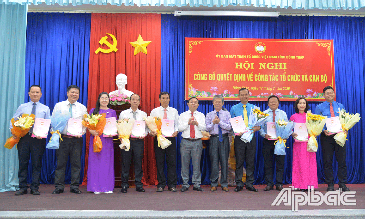 Trao quyết định bổ nhiệm các Trưởng Ban.