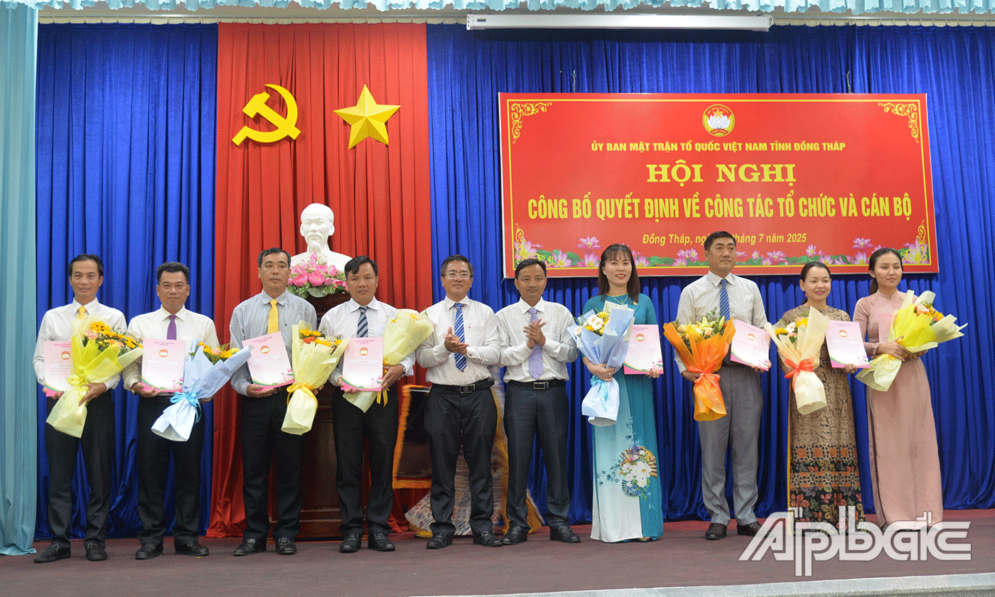 Trao quyết định bổ nhiệm các Phó Ban.