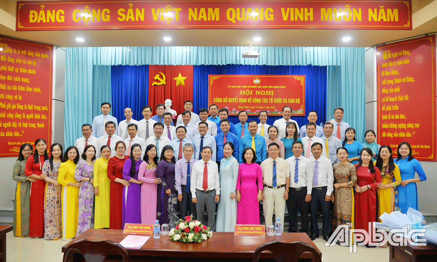 Đại biểu chụp ảnh lưu niệm.