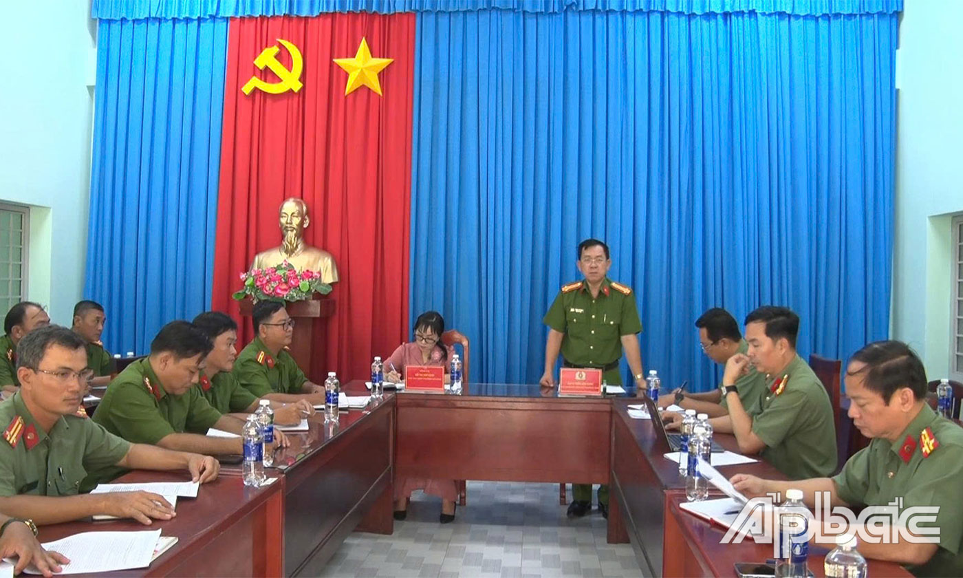 Đại tá Trần Văn Tròn phát biểu tại buổi làm việc.