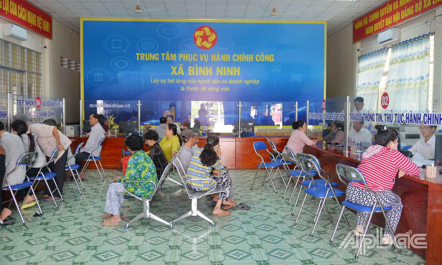 Lượng người dân đến làm TTHC khá đông, nhưng quy trình tiếp nhận và giải quyết diễn ra trật tự, nhanh gọn tại các TTPVHCC.