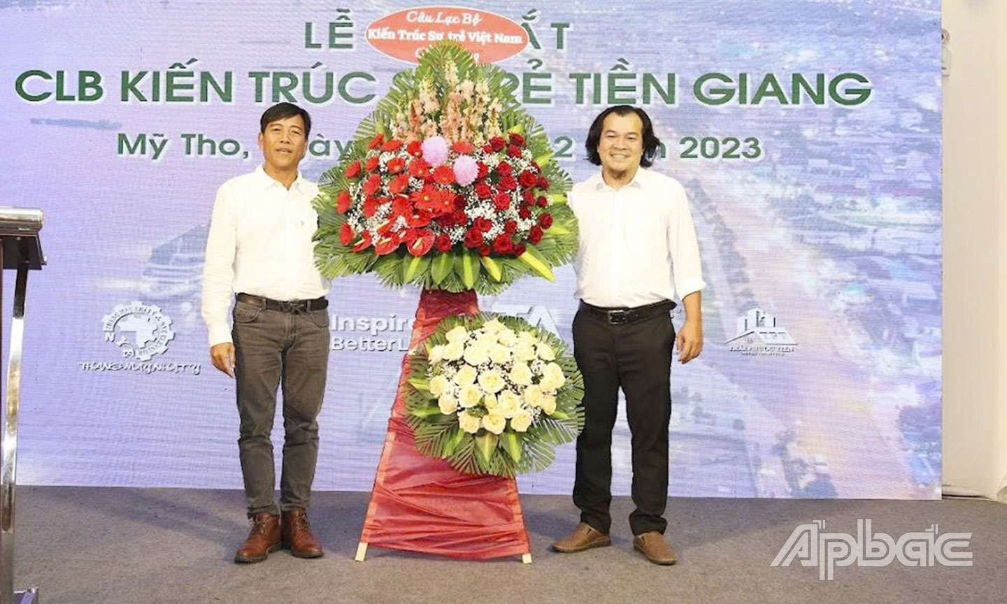Ông Võ Minh Tiến (bên phải ảnh), Chủ nhiệm CLB Kiến trúc sư trẻ tỉnh Tiền Giang nhận hoa chúc mừng từ CLB Kiến trúc sư trẻ Việt Nam tại Lễ ra mắt  CLB Kiến trúc sư trẻ Tiền Giang năm 2023. 