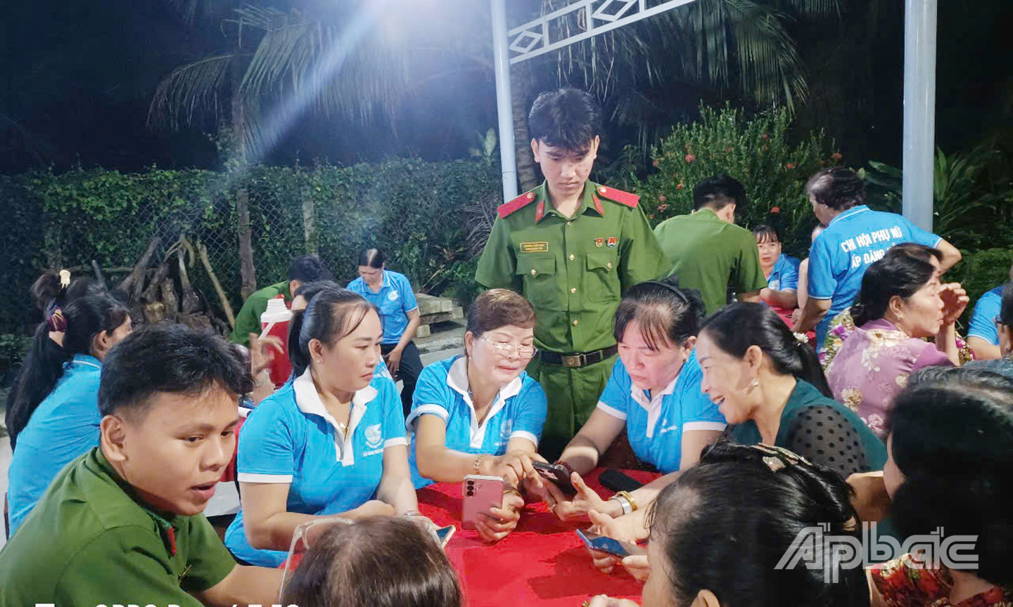 Tuyên truyền phong trào “Bình dân học vụ số” đến hội viên, phụ nữ xã Tân Thuận Bình.