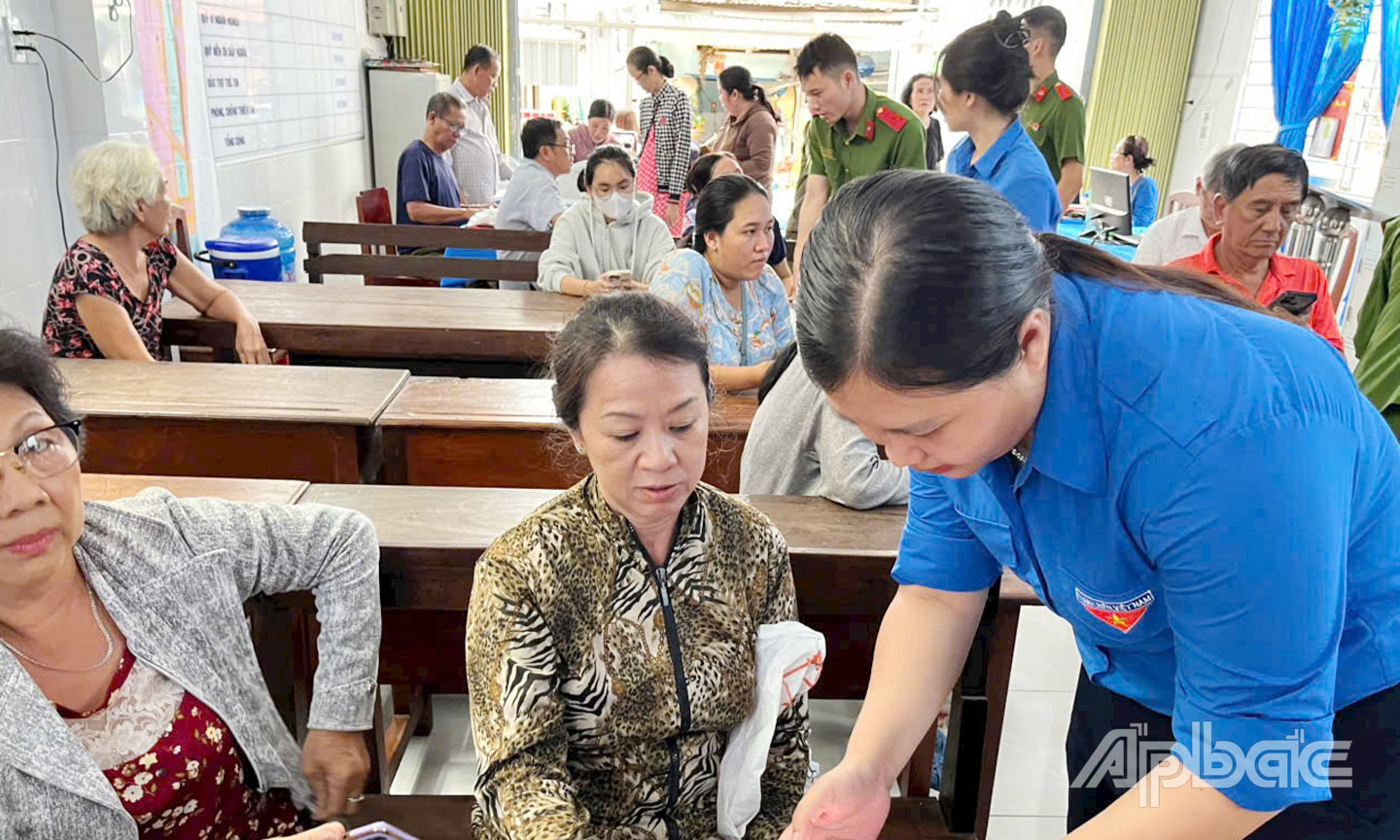 Đội hình “Bình dân học vụ số” tuyên truyền trên địa bàn khu phố 2, phường Đạo Thạnh. 